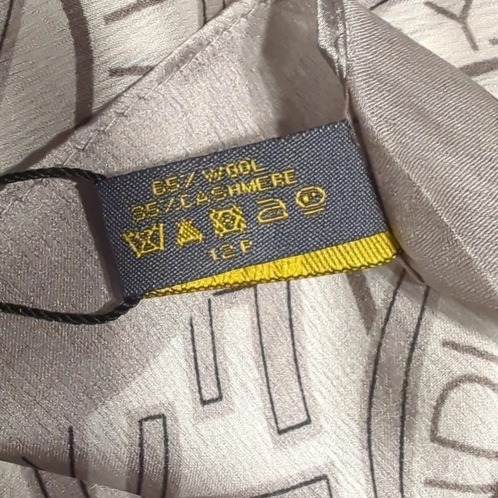 Authentic Fendi scarf - Picture 2 of 5